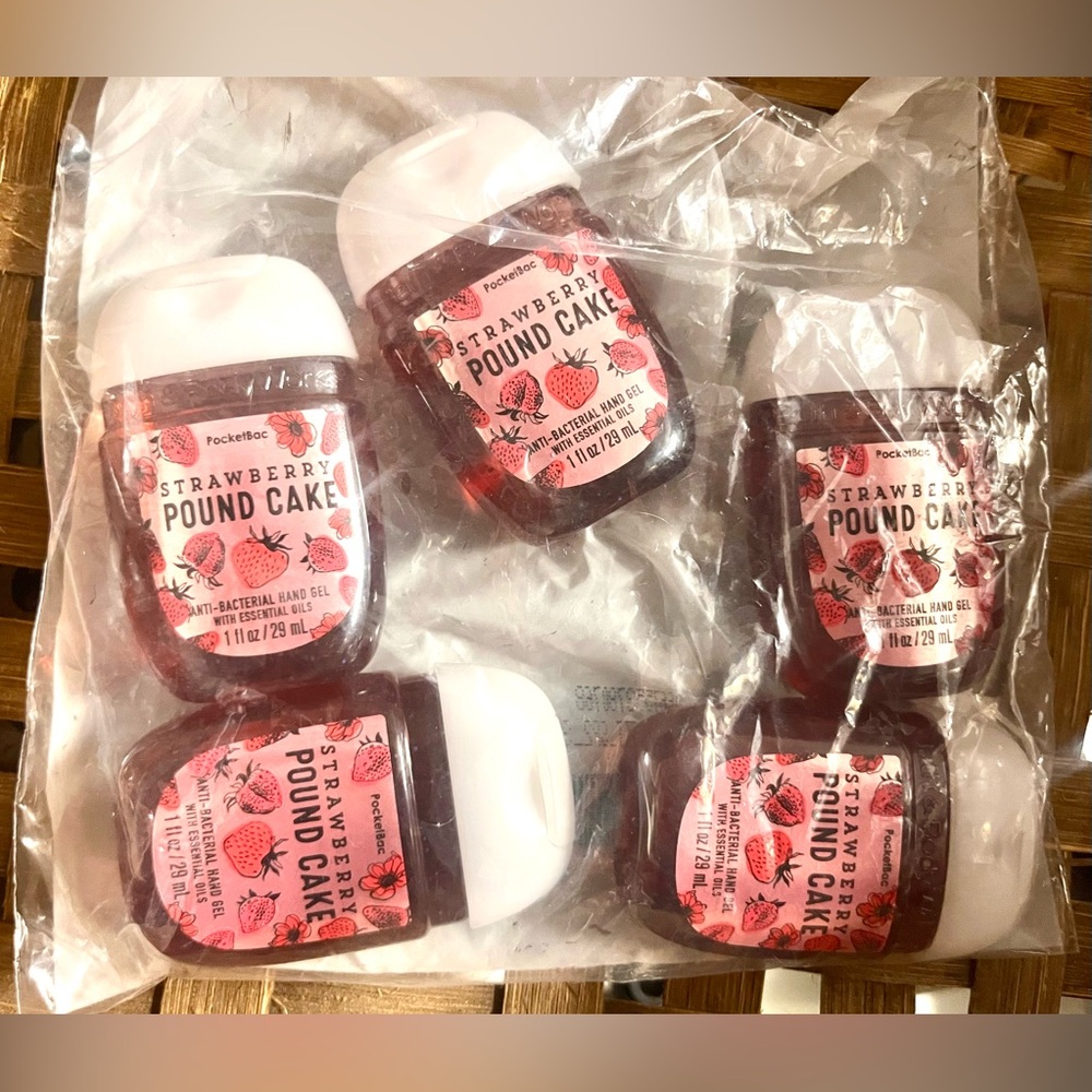 Bath & Body Works Strawberry Pound Cake Sanitizers🍓🍰